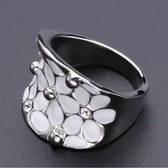 925 Silver Plated White Flower Ring - Picture 5 of 6
